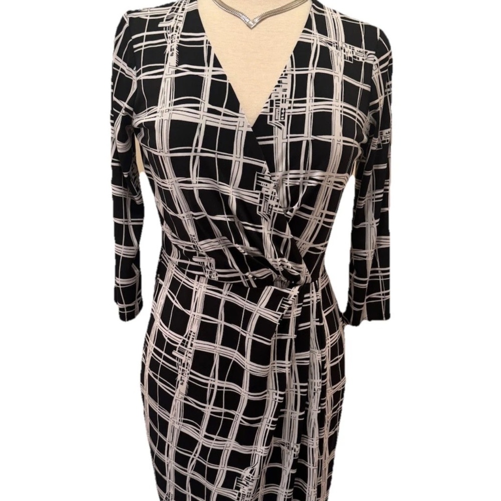 KASPER Faux Wrap Dress Black & White Geometric Design Sz M 3/4 Sleeves Stretch